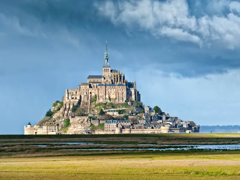 Lumière sur le Mont-Saint-Michel et sa baie