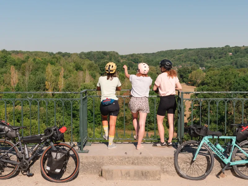 Cyclistes sur le viaduc des Fauvettes sur l'étape Massy - Limours de la Véloscénie