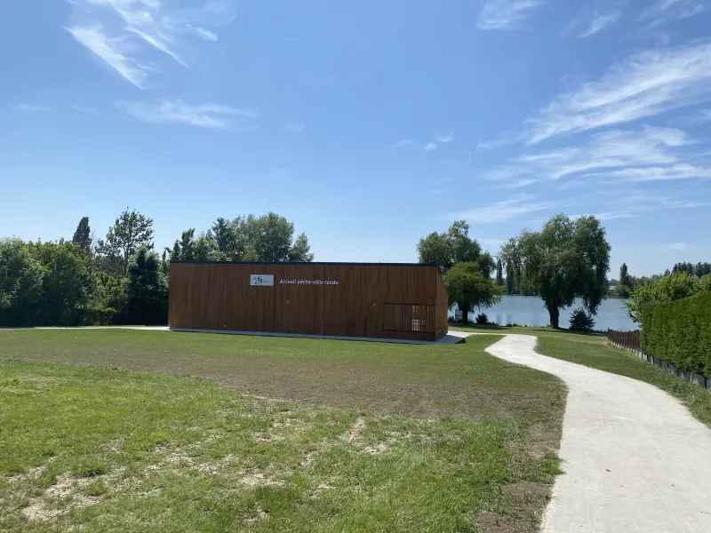 Toilettes, eau potable et abri pique-nique à disposition des cyclistes dans cette halte rando au Mêle-sur-Sarthe