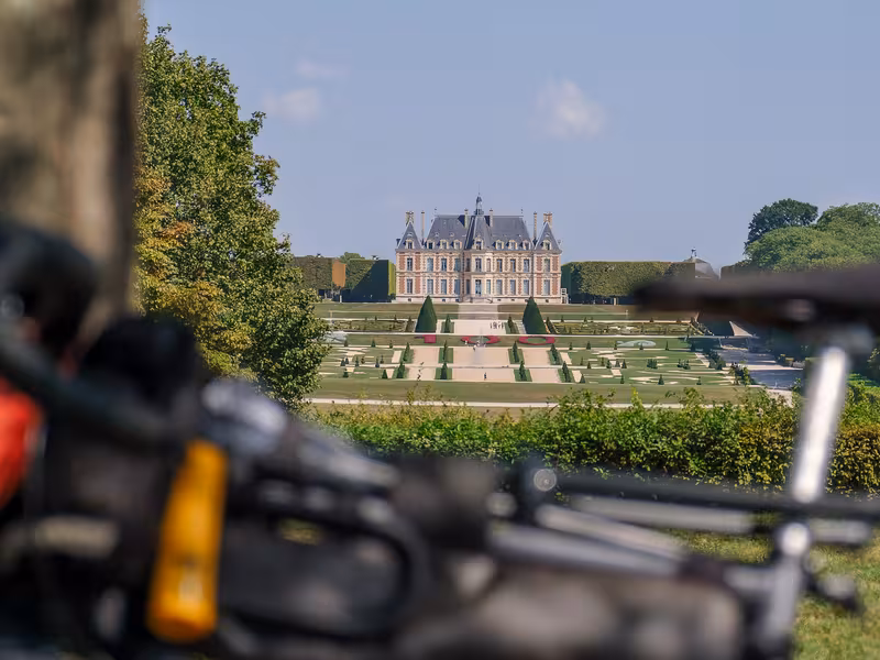 Vélos de voyage sur la coulée verte du sud parisien avec vue sur le château et les jardins du domaine de Sceaux, étape de la Véloscénie en Île-de-France.