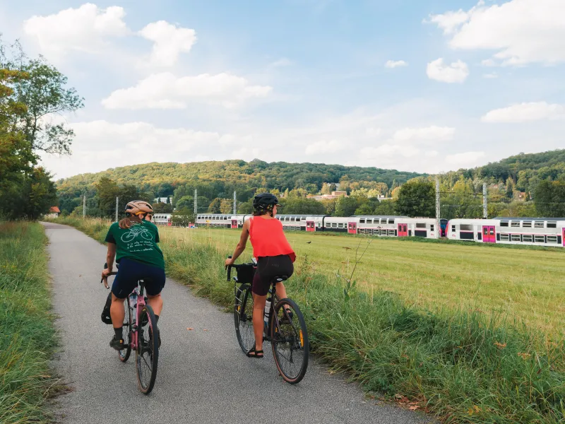 Deux cyclistes sur la Véloscénie entre Massy et Versailles, portion desservie par la ligne V permettant l'embarquement des vélos