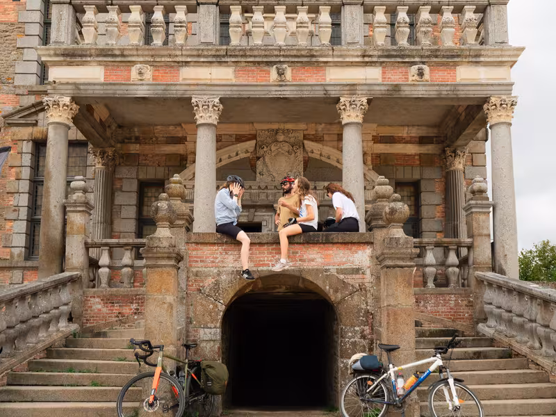 Cyclistes assis au château des Montgommery
