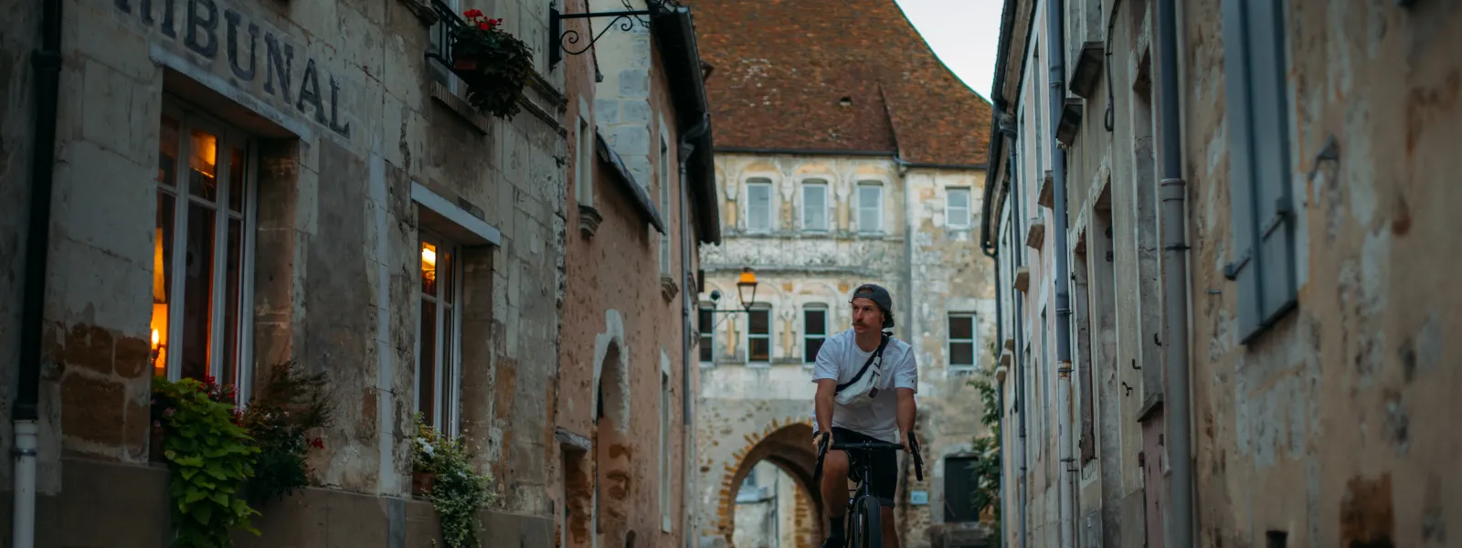 Homme à vélo dans les rues du centre historique de Mortagne-au-Perche