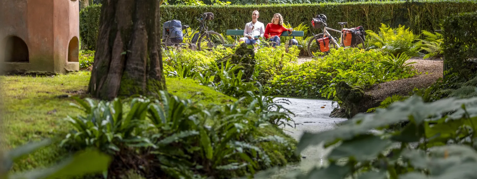 Cyclotouristes faisant une pause au jardin du Pré Catelan à Illiers-Combray