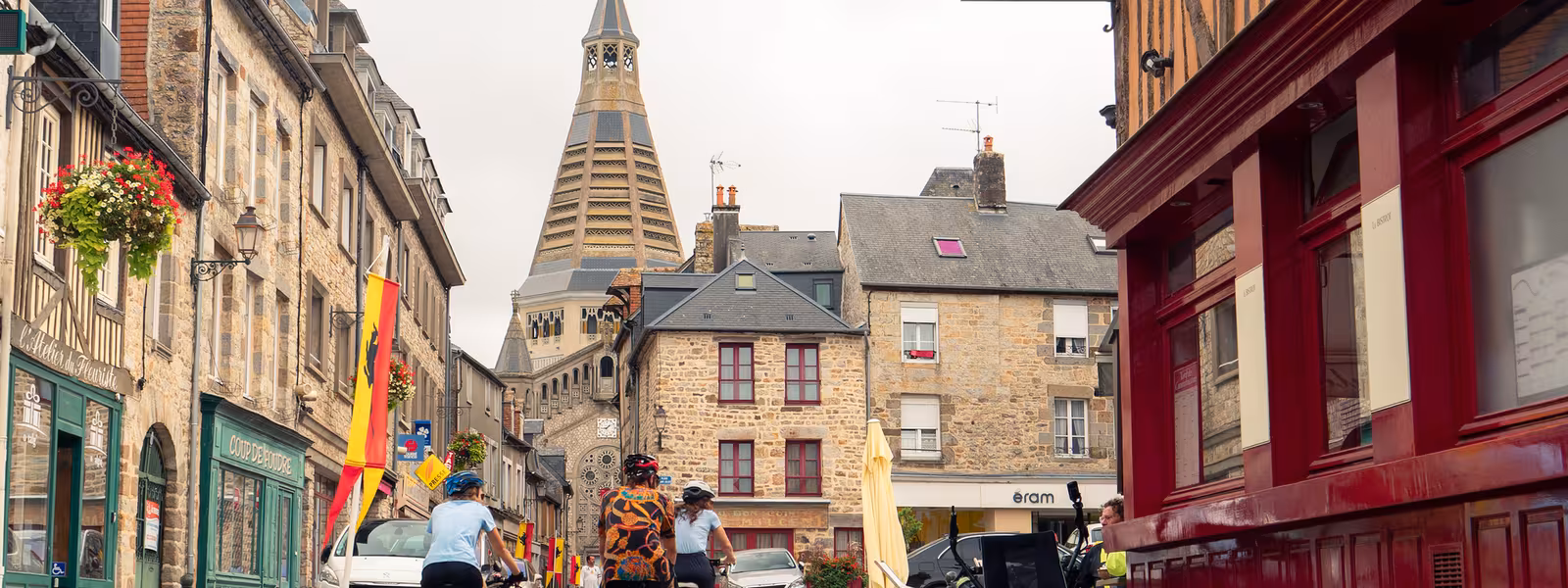 Cyclistes roulant dans les rues de la ville médiévale de Domfront-en-Poiraie