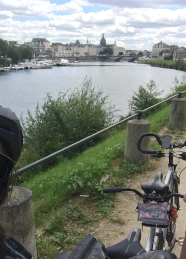 Sixtine et Tom voyagent en tandem sur La Véloscénie