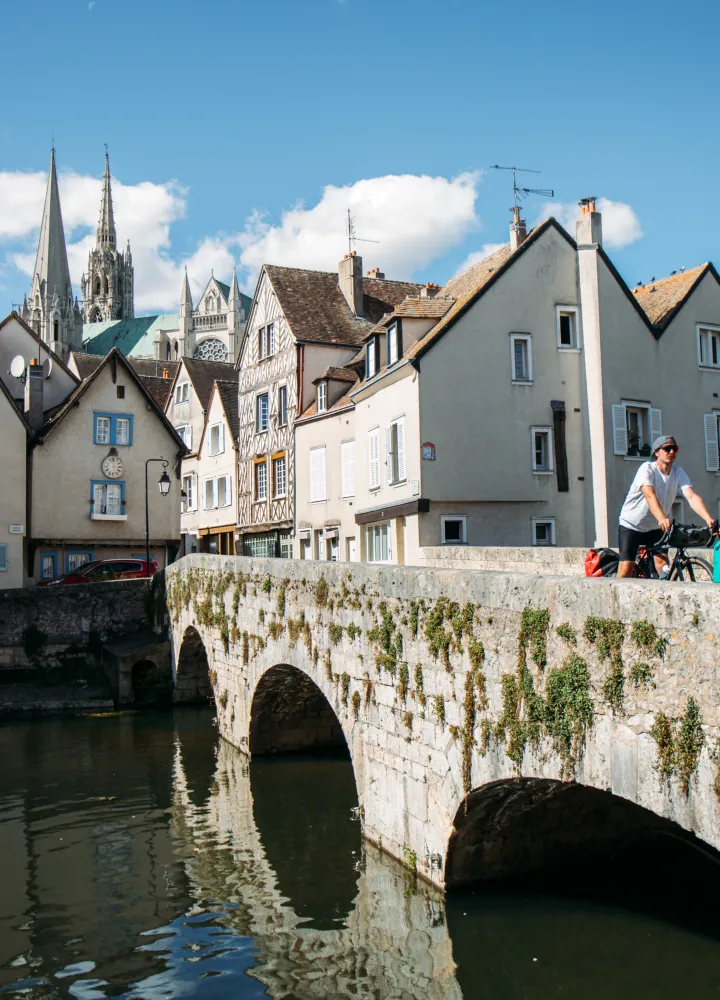 Cyclistes traversant le pont Bouju à Chartres avec vue sur la cathédrale depuis la Basse Ville