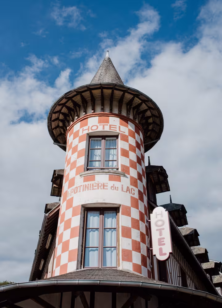 La tourelle de l'hôtel de la Potinière du Lac à Bagnoles de l'Orne