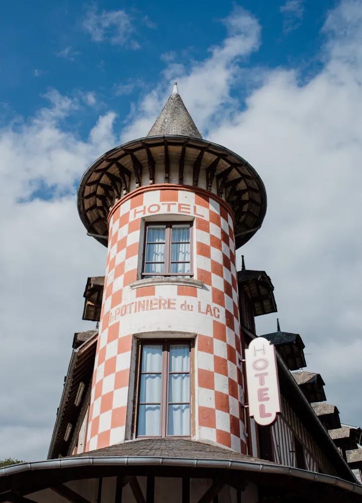 La tourelle de l'hôtel de la Potinière du Lac à Bagnoles de l'Orne