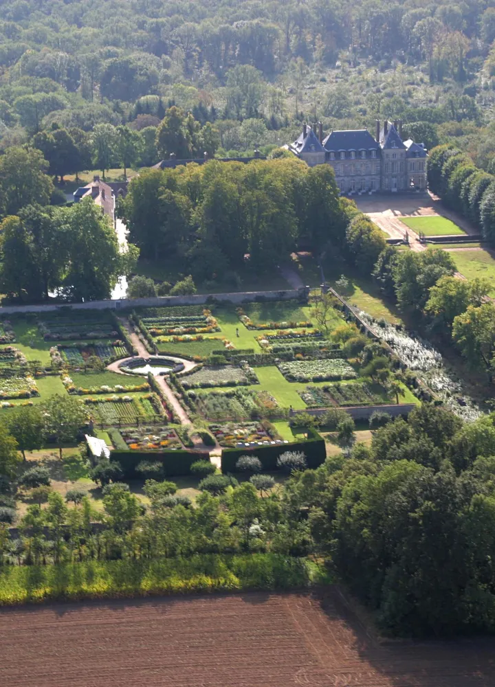 Vue aérienne du château de Saint Jean de Beauregard