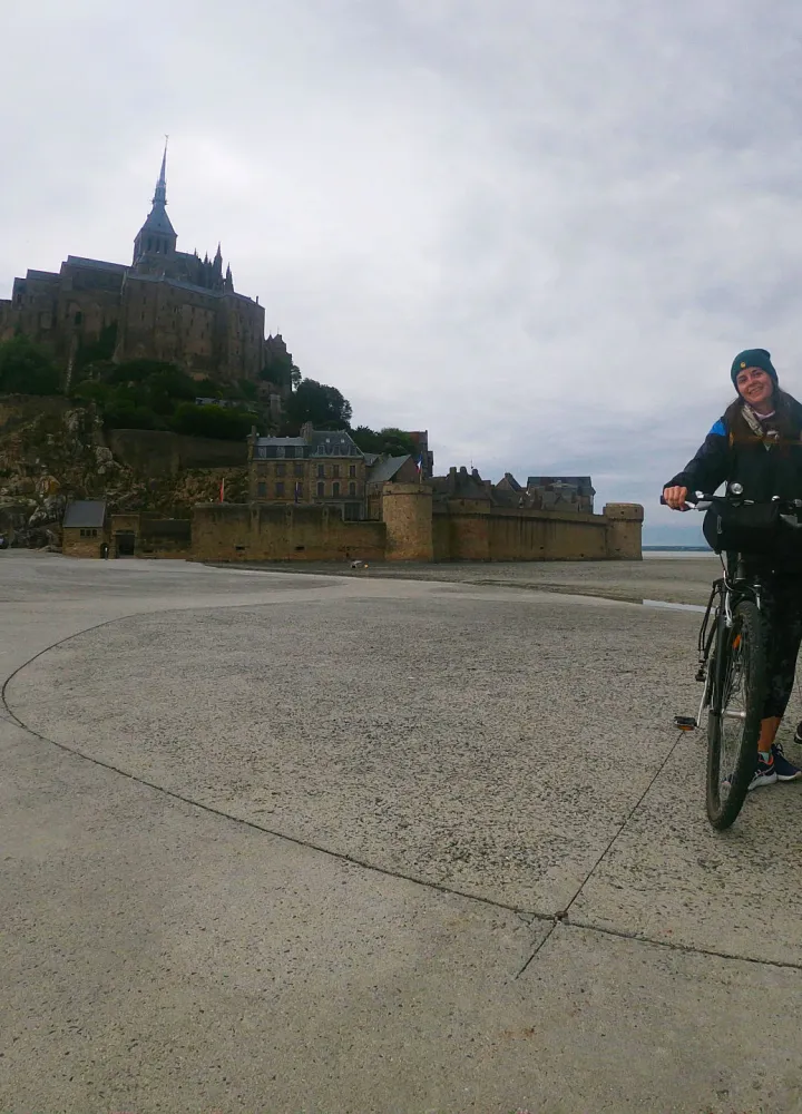 Portrait voyageurs Véloscénie Manon et Romain devant le Mont Saint-Michel