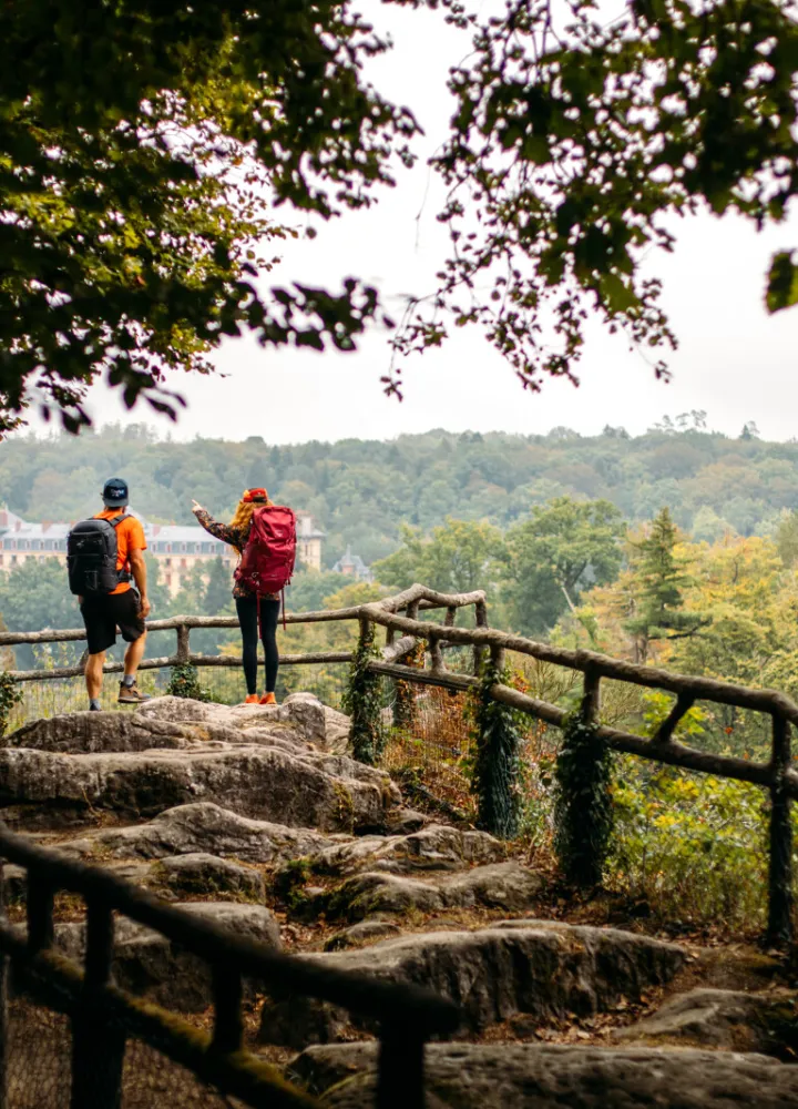 Deux personnes au bord du point de vue du Roc au Chien à Bagnoles de l'Orne