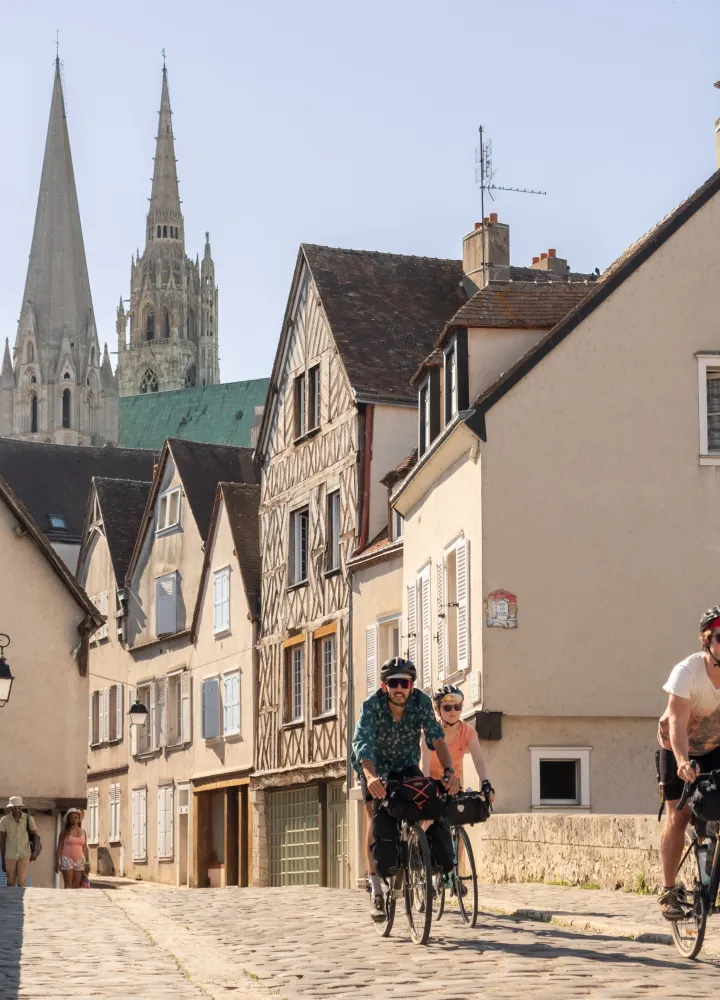 Voyageurs à vélo sur le Pont Bouju à Chartres