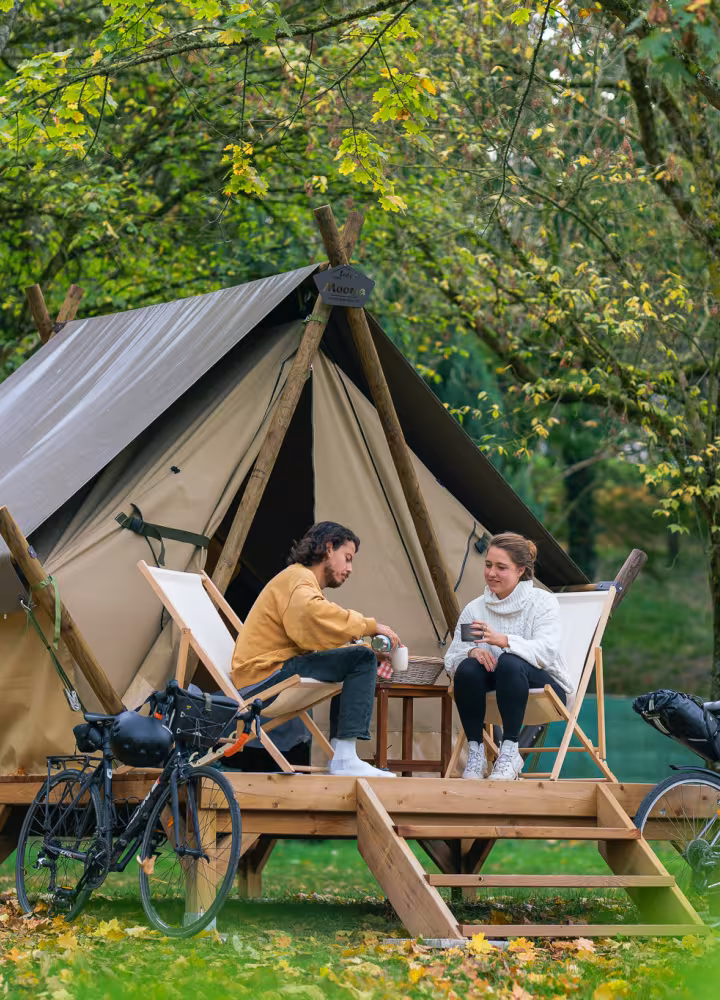 Tente ecolodge pour les voyageurs à vélo sur l'itinéraire La Véloscénie dans le camping de Chartres
