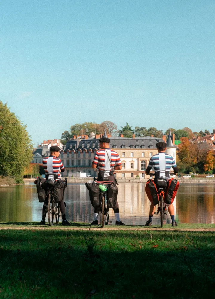 Trois cyclistes dans le parc du château de Rambouillet