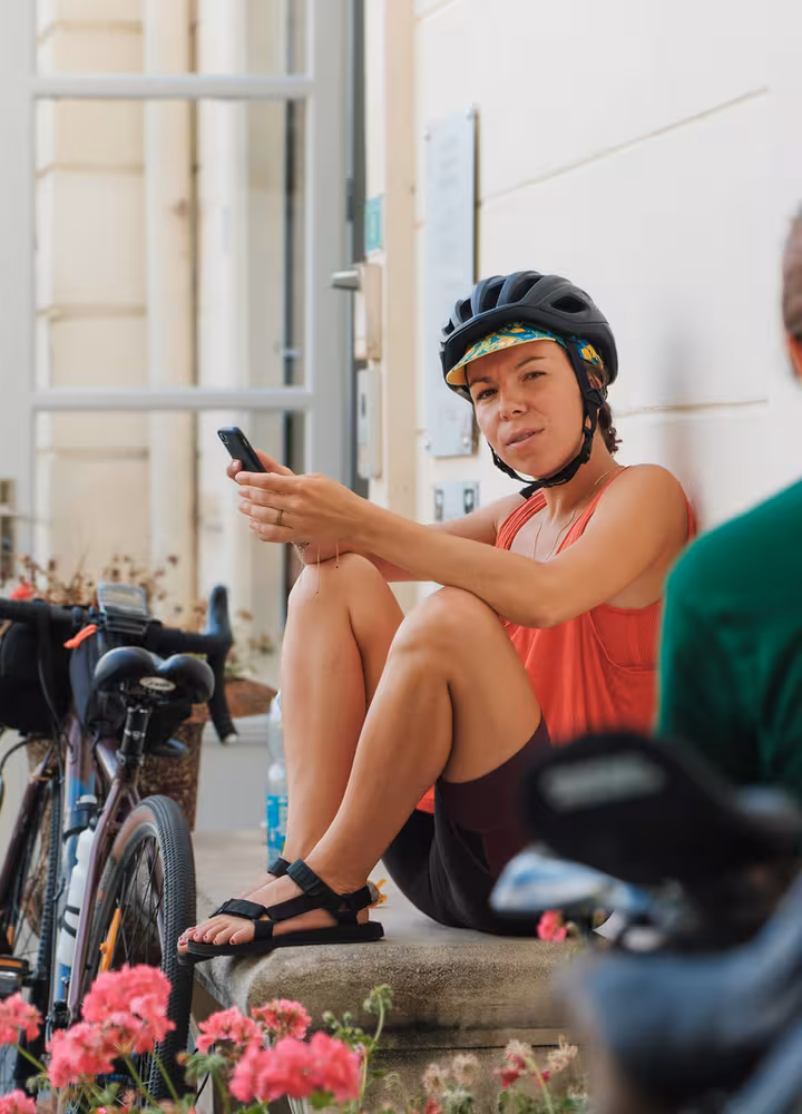 Cyclistes en pause devant un hébergement fleuri dans les Yvelines, itinéraire La Véloscénie