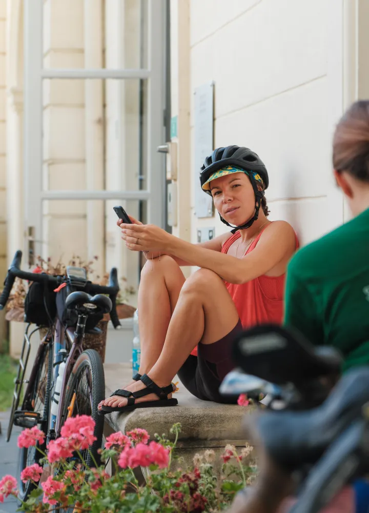 Cyclistes en pause devant un hébergement fleuri dans les Yvelines, itinéraire La Véloscénie