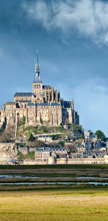 Lumière sur le Mont-Saint-Michel et sa baie