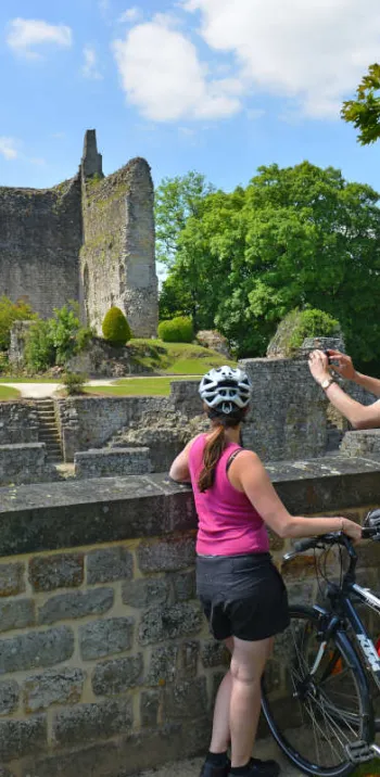 Jouer au chevalier ou à la Dame du lac au château de Domfront