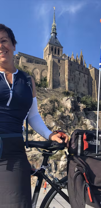 Arrivée au Mont Saint-Michel - voyageuse québécoise Josiane Martineau suivie par Des Racines et Des Ailes