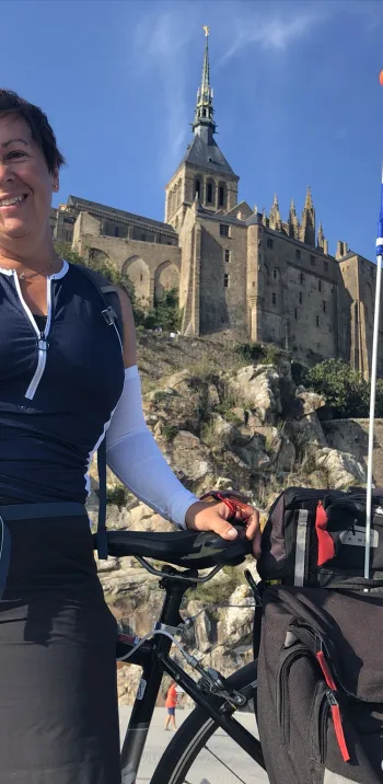Arrivée au Mont Saint-Michel - voyageuse québécoise Josiane Martineau suivie par Des Racines et Des Ailes