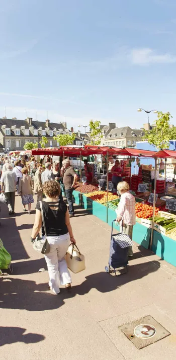 Faire des provisions au marché de St-Hilaire-du-Harcouët