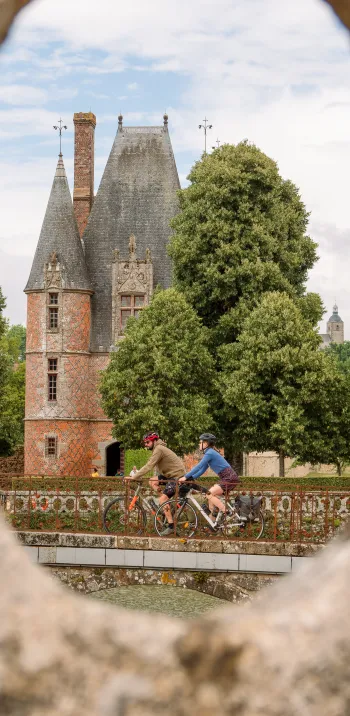 Le château de Carrouges sur la variante nord de la Véloscénie entre Alençon et Bagnoles de l'Orne