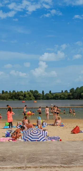 Le lac du Mêle-sur-Sarthe accueille une baignade surveillée en été.