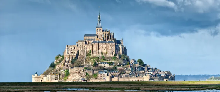 Lumière sur le Mont-Saint-Michel et sa baie