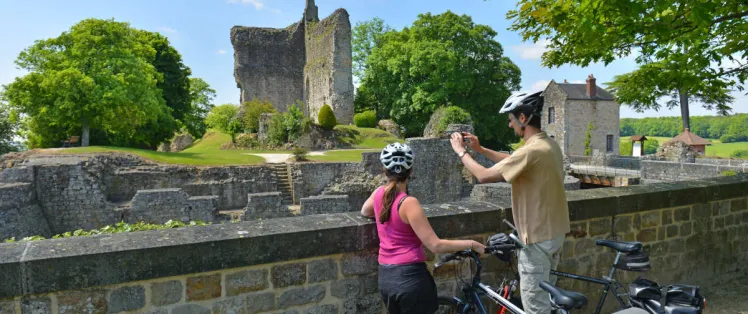 Jouer au chevalier ou à la Dame du lac au château de Domfront