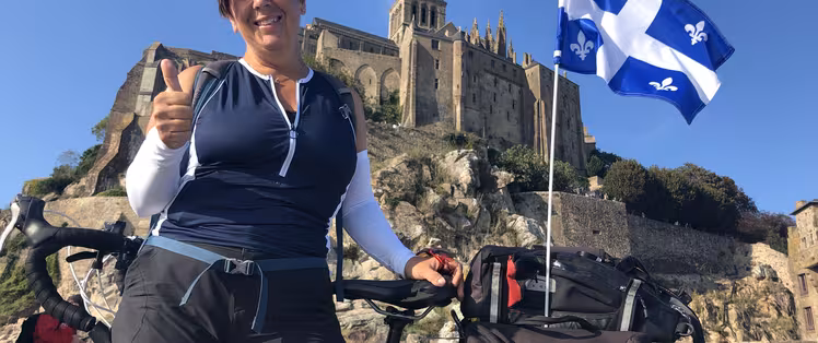 Arrivée au Mont Saint-Michel - voyageuse québécoise Josiane Martineau suivie par Des Racines et Des Ailes