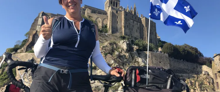 Arrivée au Mont Saint-Michel - voyageuse québécoise Josiane Martineau suivie par Des Racines et Des Ailes