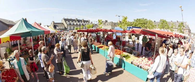 Faire des provisions au marché de St-Hilaire-du-Harcouët