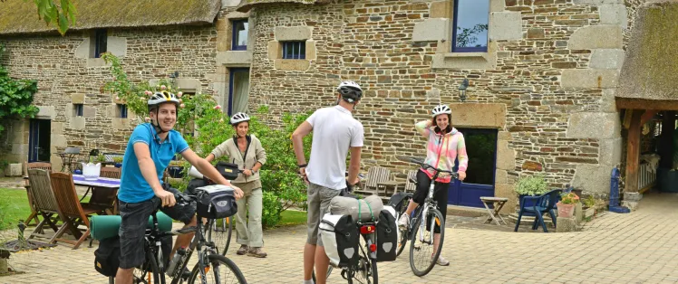 hebergements le long de la veloscenie Paris - Le Mont Saint-Michel CP Joel Damase - La Veloscenie.JPG