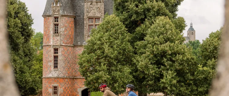 Le château de Carrouges sur la variante nord de la Véloscénie entre Alençon et Bagnoles de l'Orne