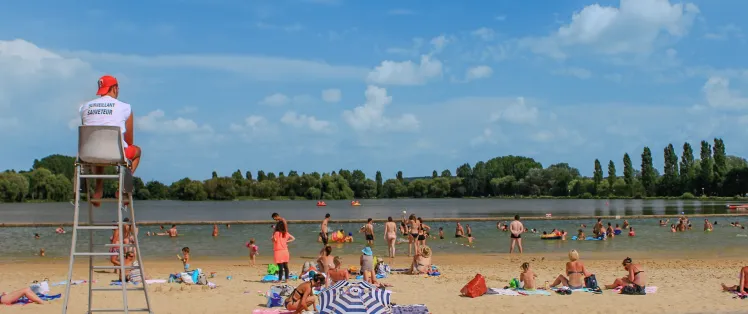 Le lac du Mêle-sur-Sarthe accueille une baignade surveillée en été.