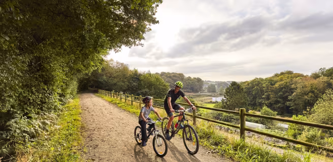 Père et son fils roulant sur la voie verte près de Mortain sur la véloroute La Véloscénie