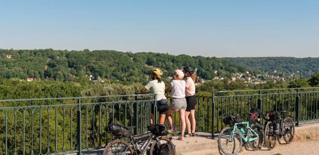 Cyclistes regardant le paysage depuis le viaduc des Fauvettes le long de la Véloscénie