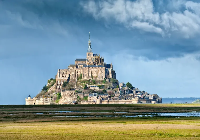 Lumière sur le Mont-Saint-Michel et sa baie