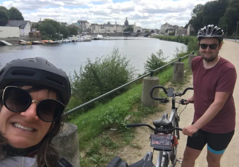 Sixtine et Tom voyagent en tandem sur La Véloscénie