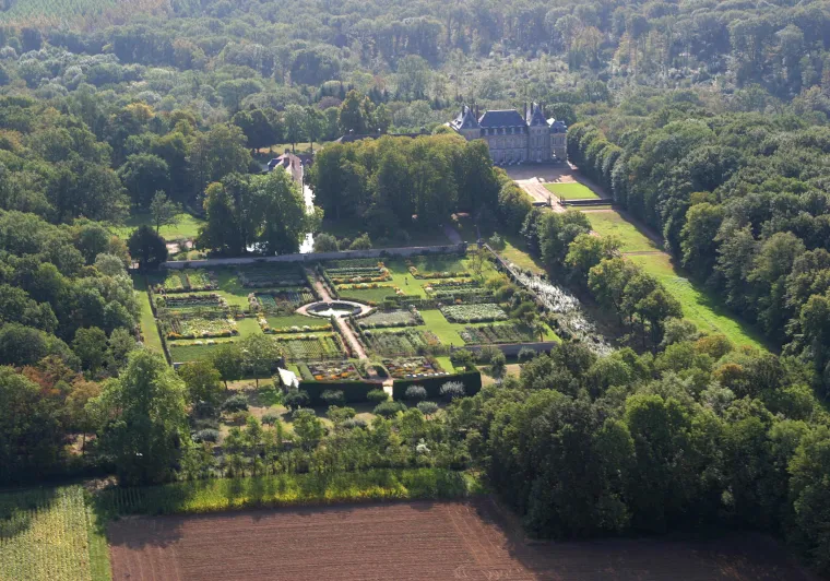 Vue aérienne du château de Saint Jean de Beauregard