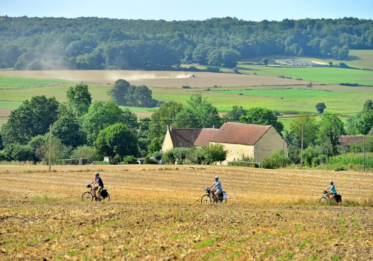 Voyageurs à vélo sur une petite route dans le Perche