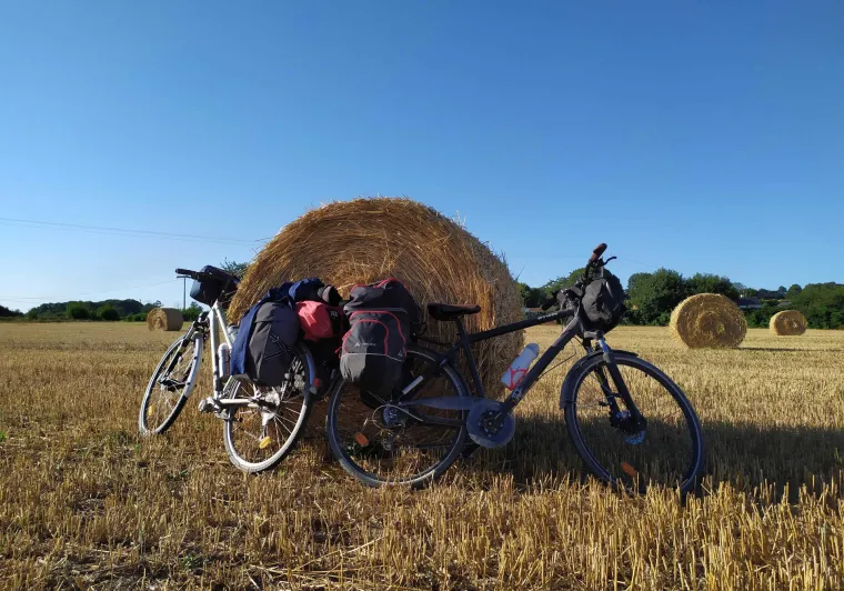 2 vélos devant une botte de paille dans un champs le long de La Véloscénie
