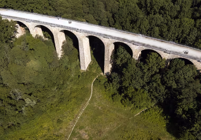 Le viaduc des Fauvettes d'une hauteur de 34 mètres et 221 mètres de long est emprunté par la Véloscénie Paris - Le Mont Saint-Michel