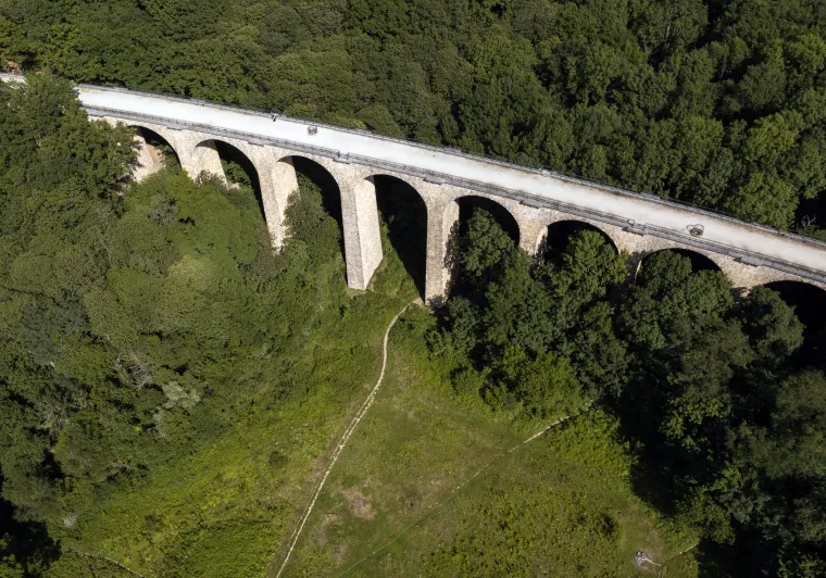 Le viaduc des Fauvettes d'une hauteur de 34 mètres et 221 mètres de long est emprunté par la Véloscénie Paris - Le Mont Saint-Michel