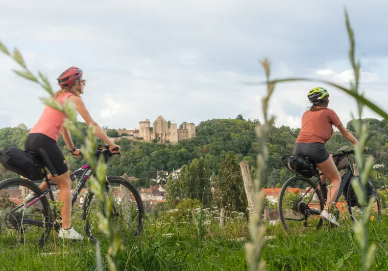 Deux cyclistes devant le château de la Madeleine à Chevreuse sur la Véloscénie dans les Yvelines