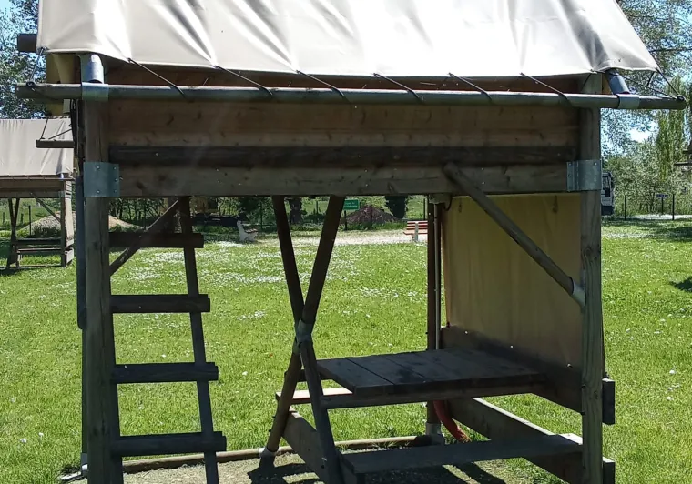 Hébergement léger cabane perchée pour les voyageurs à vélo au camping Accueil Vélo La Prairie au Mêle-sur-Sarthe sur l'itinéraire de la Véloscénie