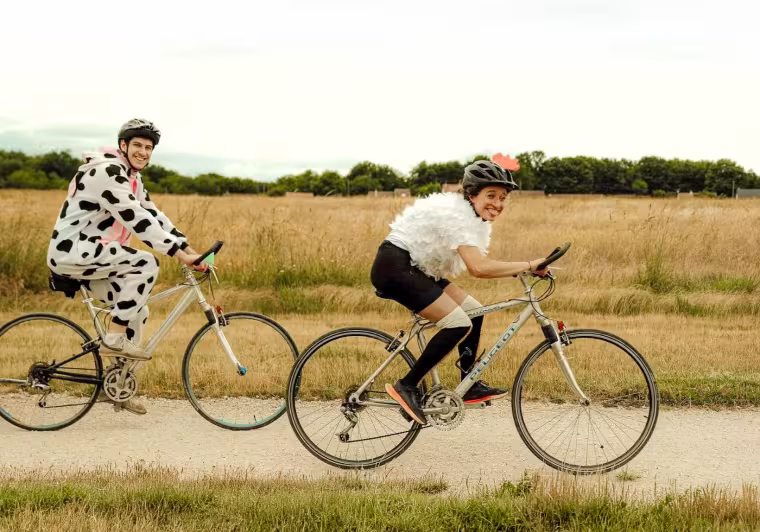 Cyclistes déguisés en vache et en poule sur la Véloscénie lors du Mad Jacques, Vallée de Chevreuse