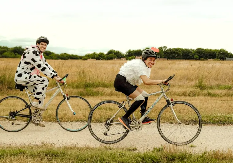Cyclistes déguisés en vache et en poule sur la Véloscénie lors du Mad Jacques, Vallée de Chevreuse
