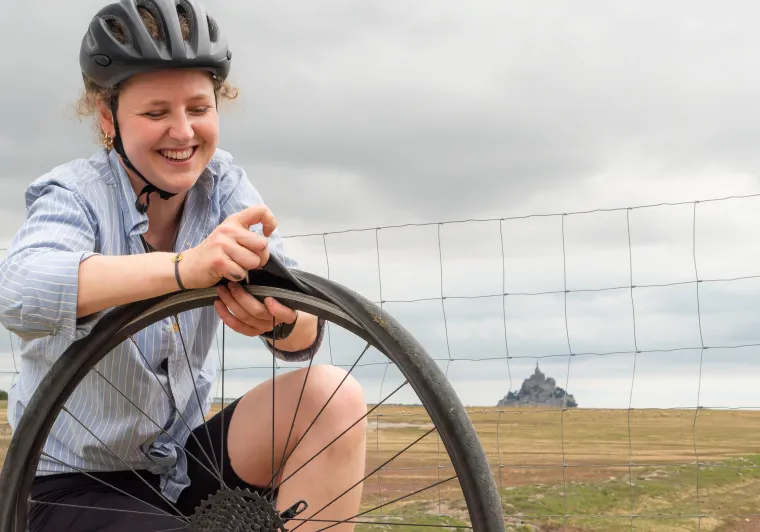 Réparation vélo et changement de chambre à air le long de la voie verte en baie du Mont Saint-Michel 